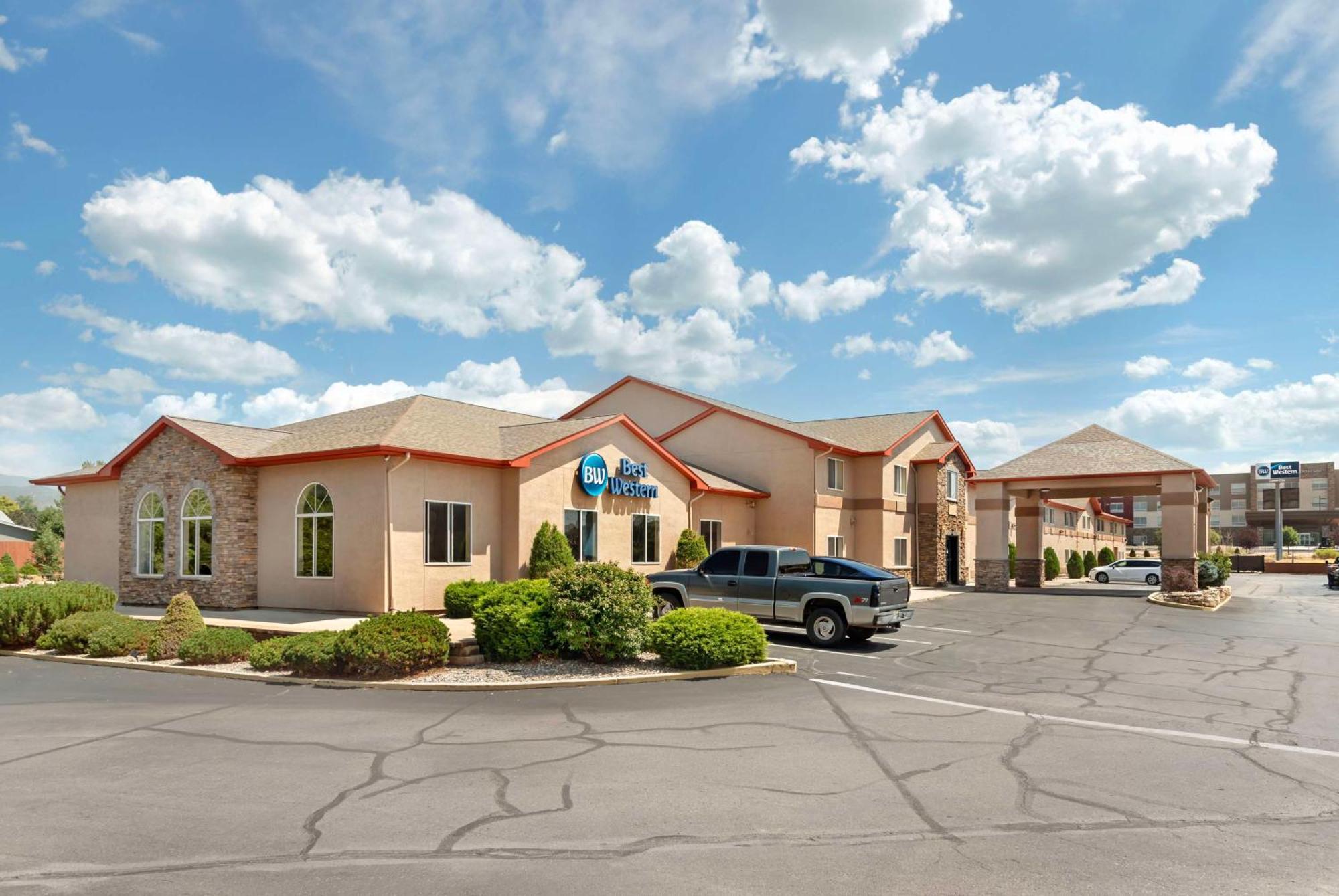 Western Canon Hotel 3*